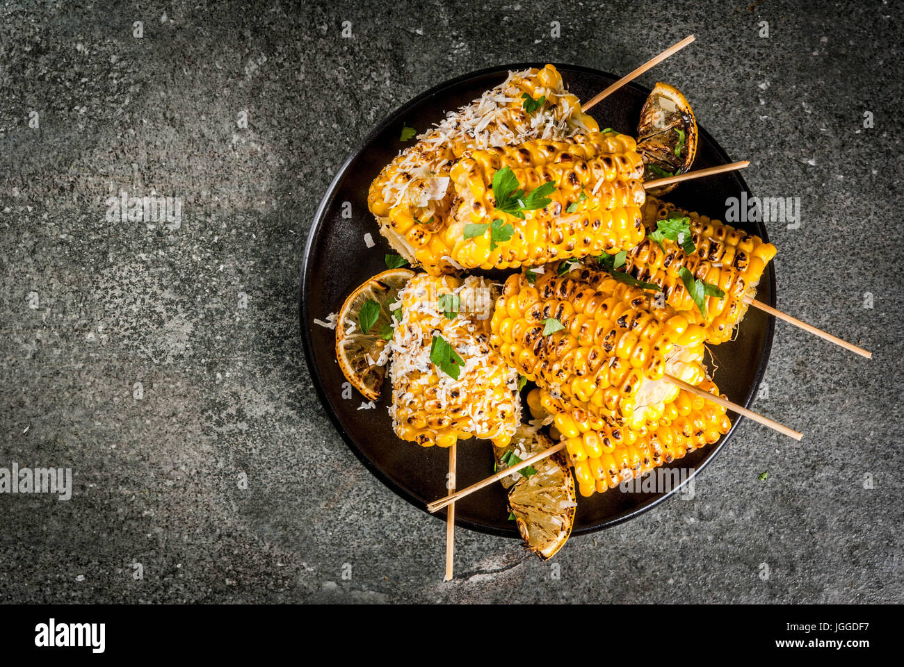 Sommer essen. Ideen für Grill und Grill-Partys. Gegrilltem Mais auf Feuer gegrillt. Mit einer Prise Käse (Elotes), scharfe Paprika, Zitrone. Auf eine dar Stockfoto