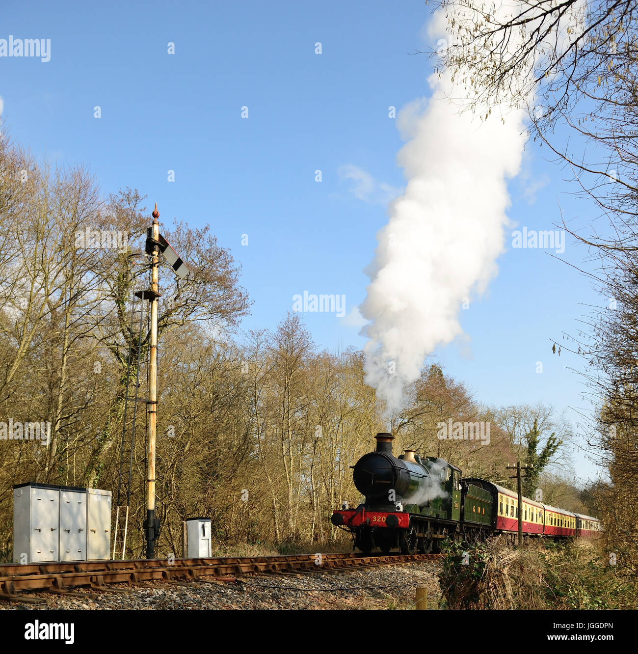 Dampfzug auf der South Devon Railway, nähert sich Staverton, gezogen von GWR 2251 Klasse 0-6-0 Nr. 3205. Stockfoto