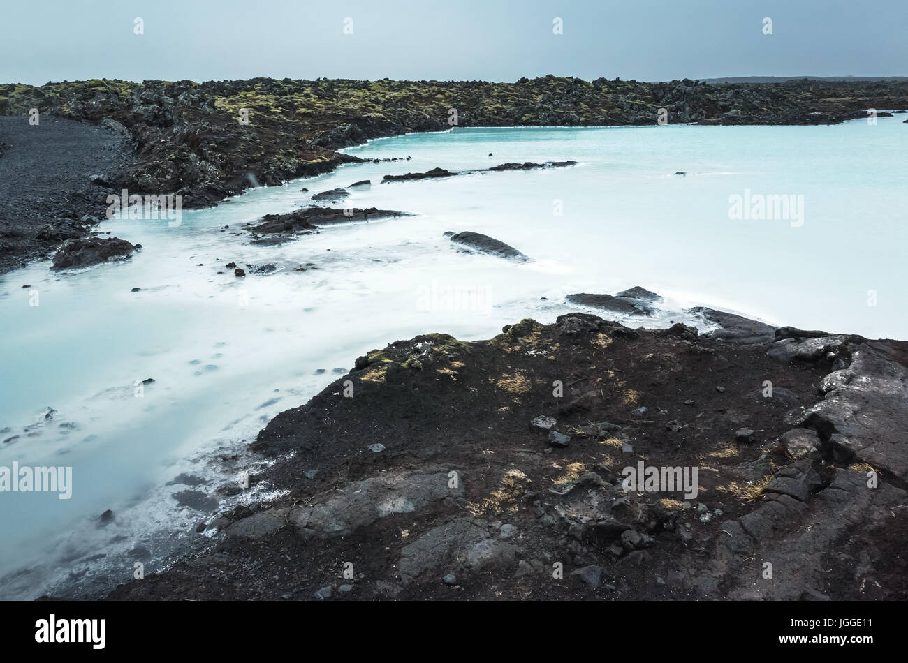 Island, blaue Lagunenlandschaft. Dieses geothermische Spa gehört zu den meistbesuchten Sehenswürdigkeiten von Island Stockfoto