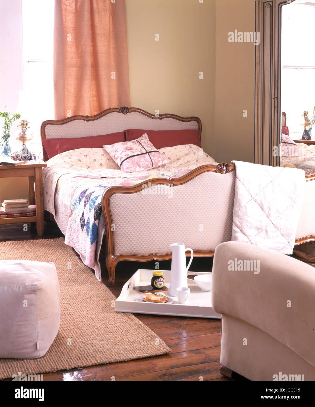 Empire Stil gepolstertes Doppelbett mit Patchwork quilt Abdeckung Stockfoto