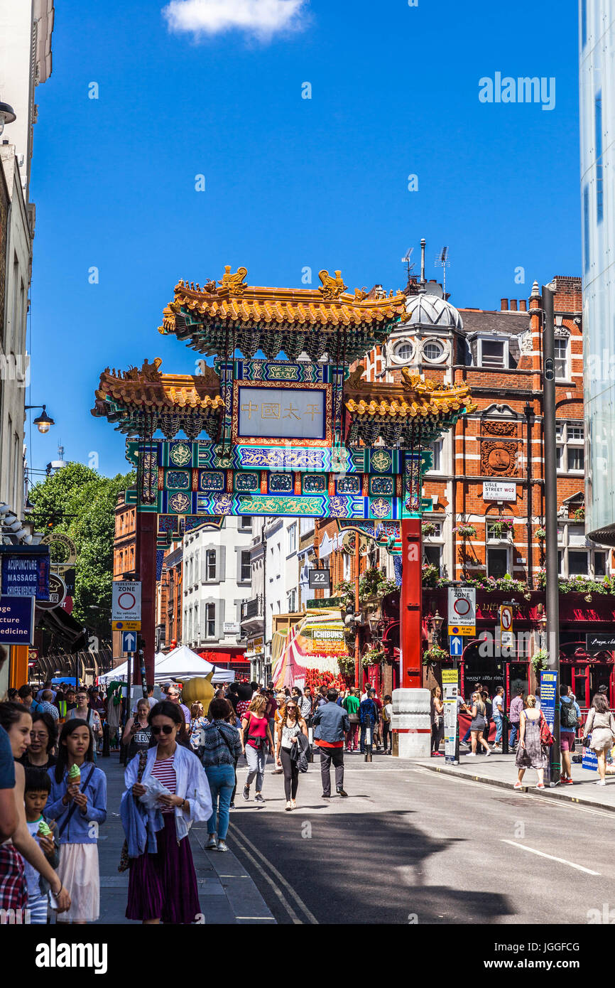 Chinatown Gate auf Wardour Street, Soho, Westminster, London, W1D, England, UK. Stockfoto