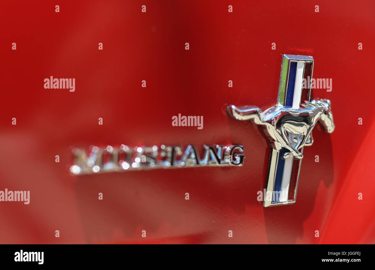 Logo an der Tür eines Jahrgangs roten Ford Mustang Stockfoto