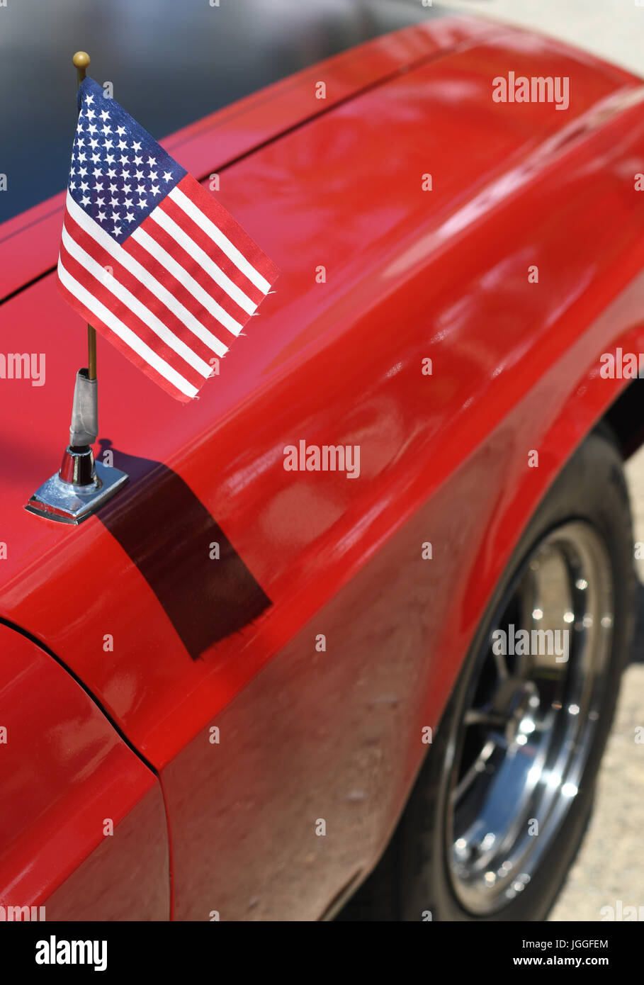 Amerikanische Flagge auf der Antenne eines Jahrgangs Ford Mustang Stockfoto