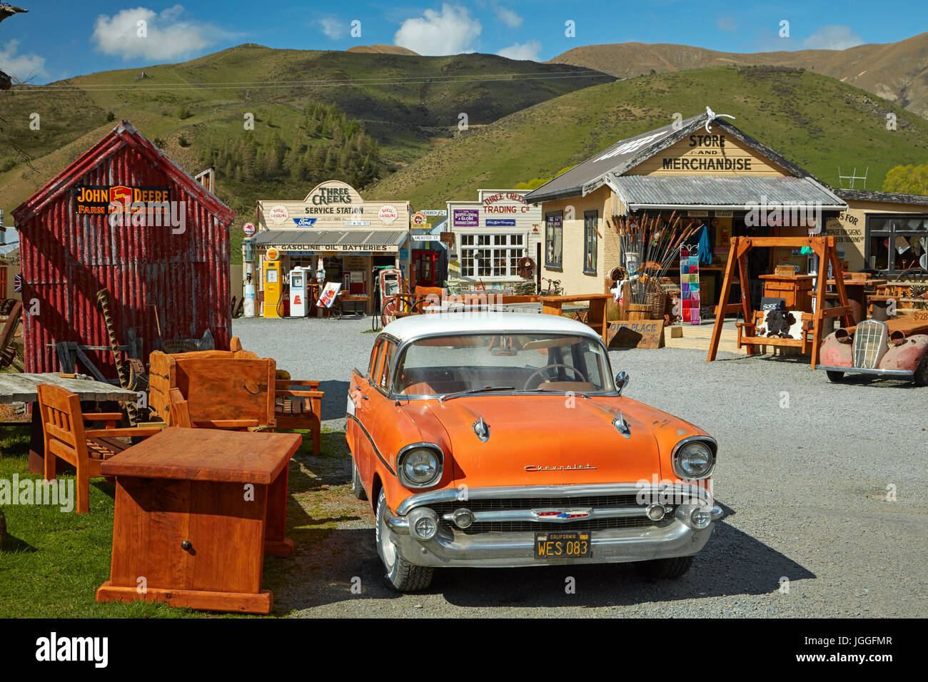 1957 Chevrolet auf drei Bäche Trading Company, Burkes Pass, Mackenzie Country, Canterbury, Südinsel, Neuseeland Stockfoto