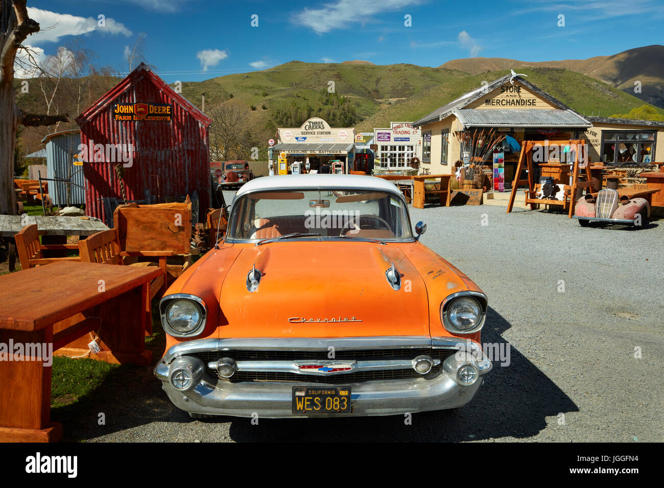 1957 Chevrolet auf drei Bäche Trading Company, Burkes Pass, Mackenzie Country, Canterbury, Südinsel, Neuseeland Stockfoto