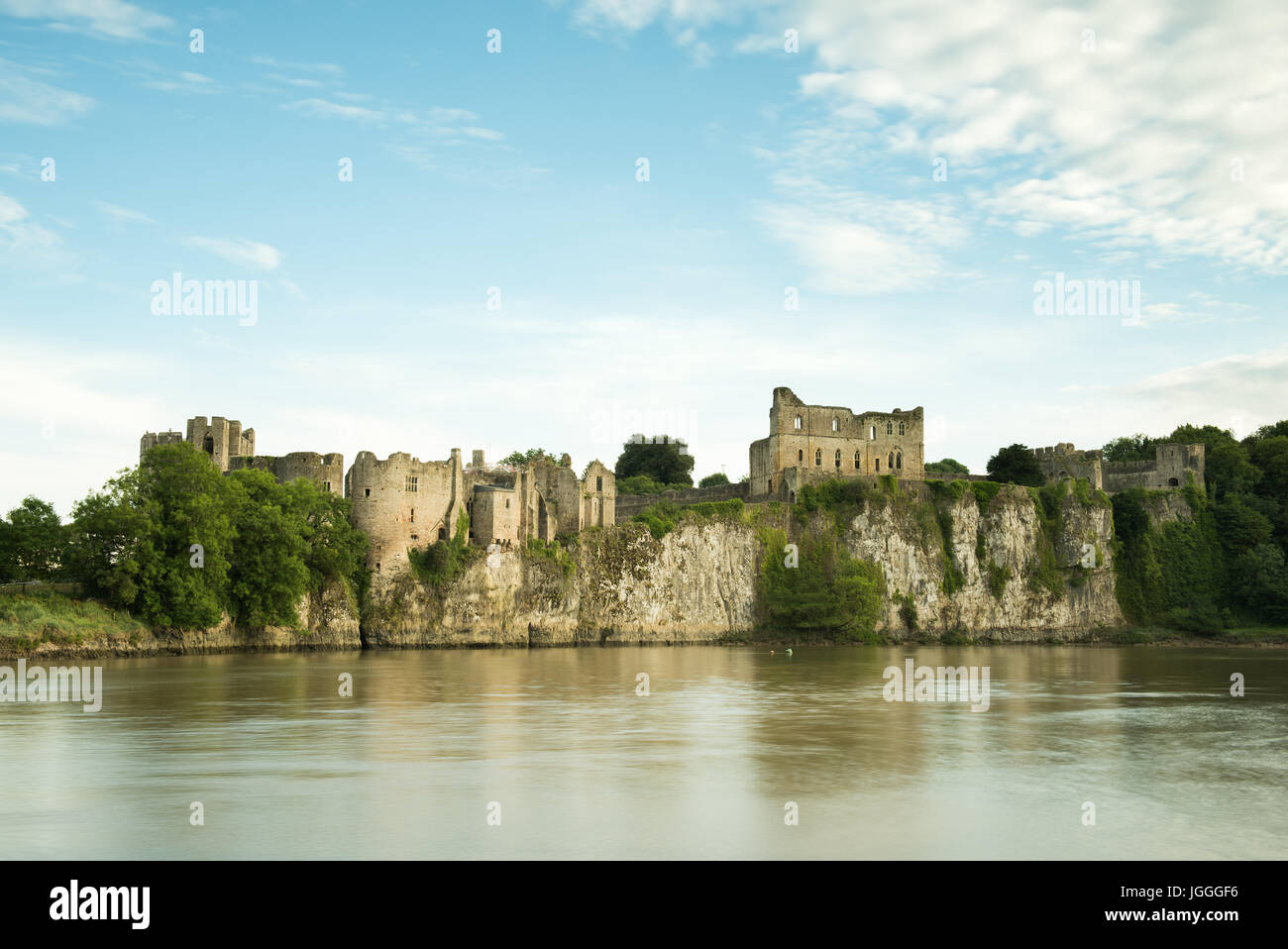 Chepstow Castle spiegelt sich in den Gewässern des Flusses Wye. Stockfoto