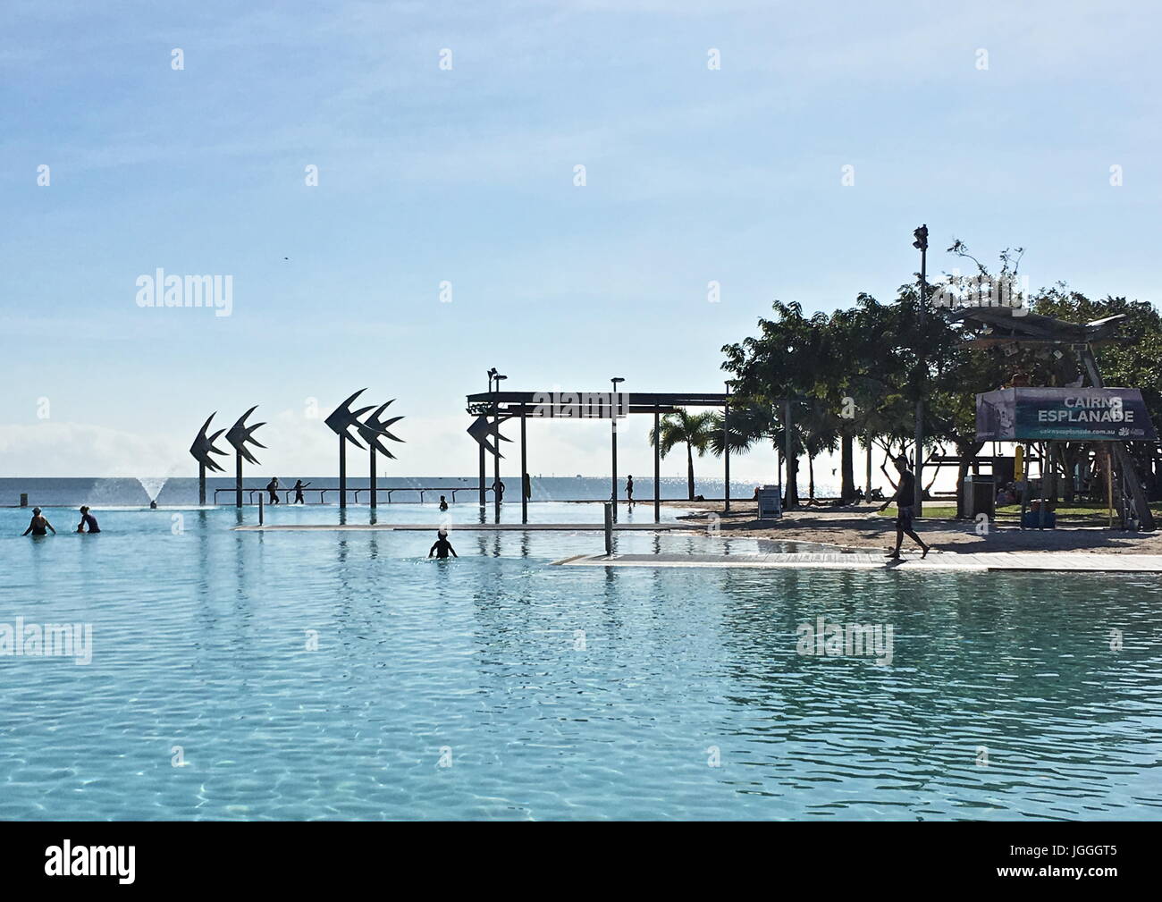 Cairns Esplanade Badelagune ist kein normales Schwimmbad, sondern es ist eine Ikone und sichere Freizeit Schwimmbad Lagune und Strand Stockfoto