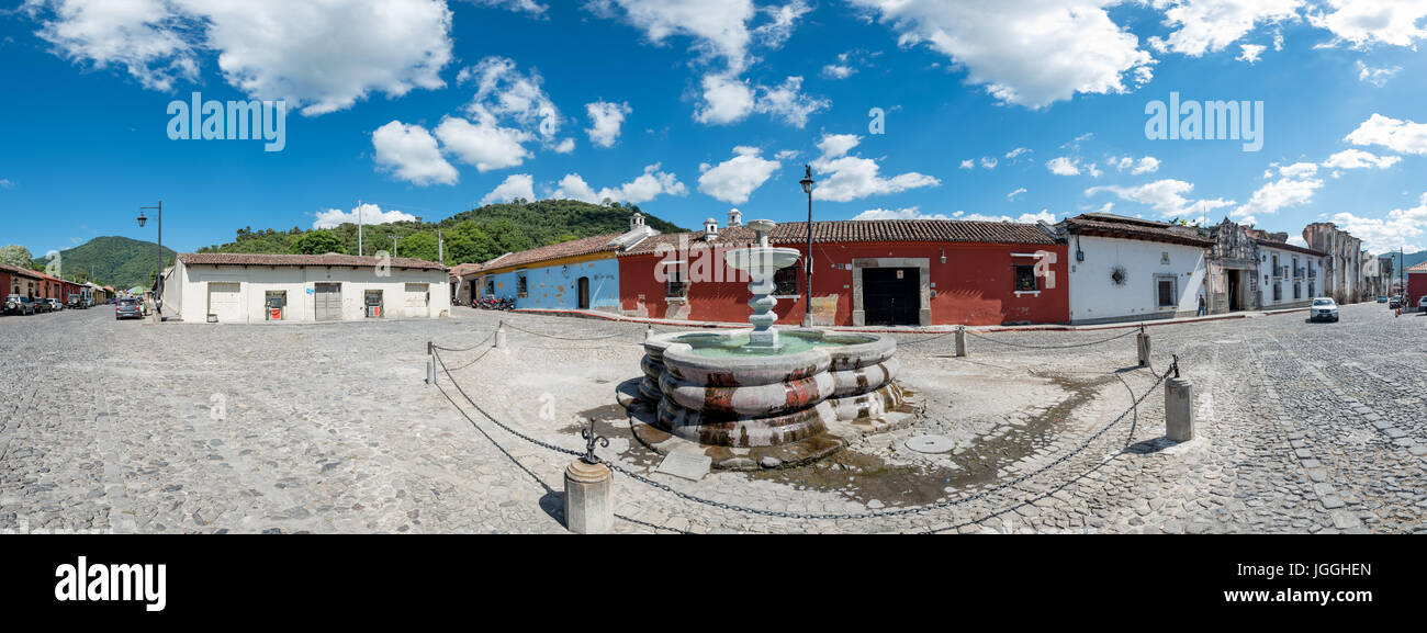 Straßen und Gebäude (Kirche) der Stadt Antigua, Guatemala Stockfoto