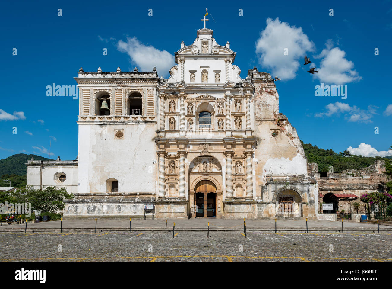 Straßen und Gebäude (Kirche) der Stadt Antigua, Guatemala Stockfoto
