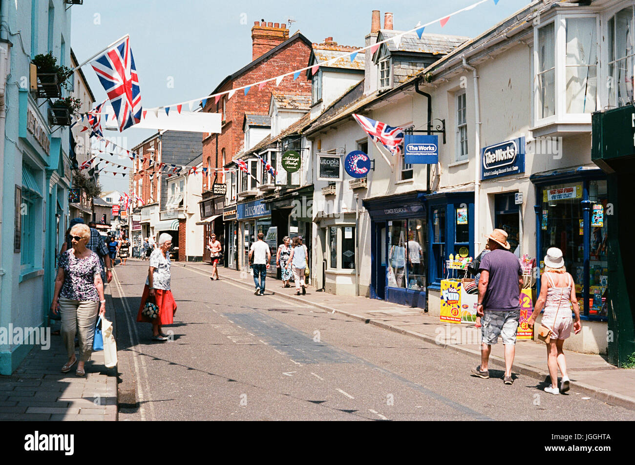 Sidmouth High Street im Sommer, an der Südküste, East Devon, UK Stockfoto