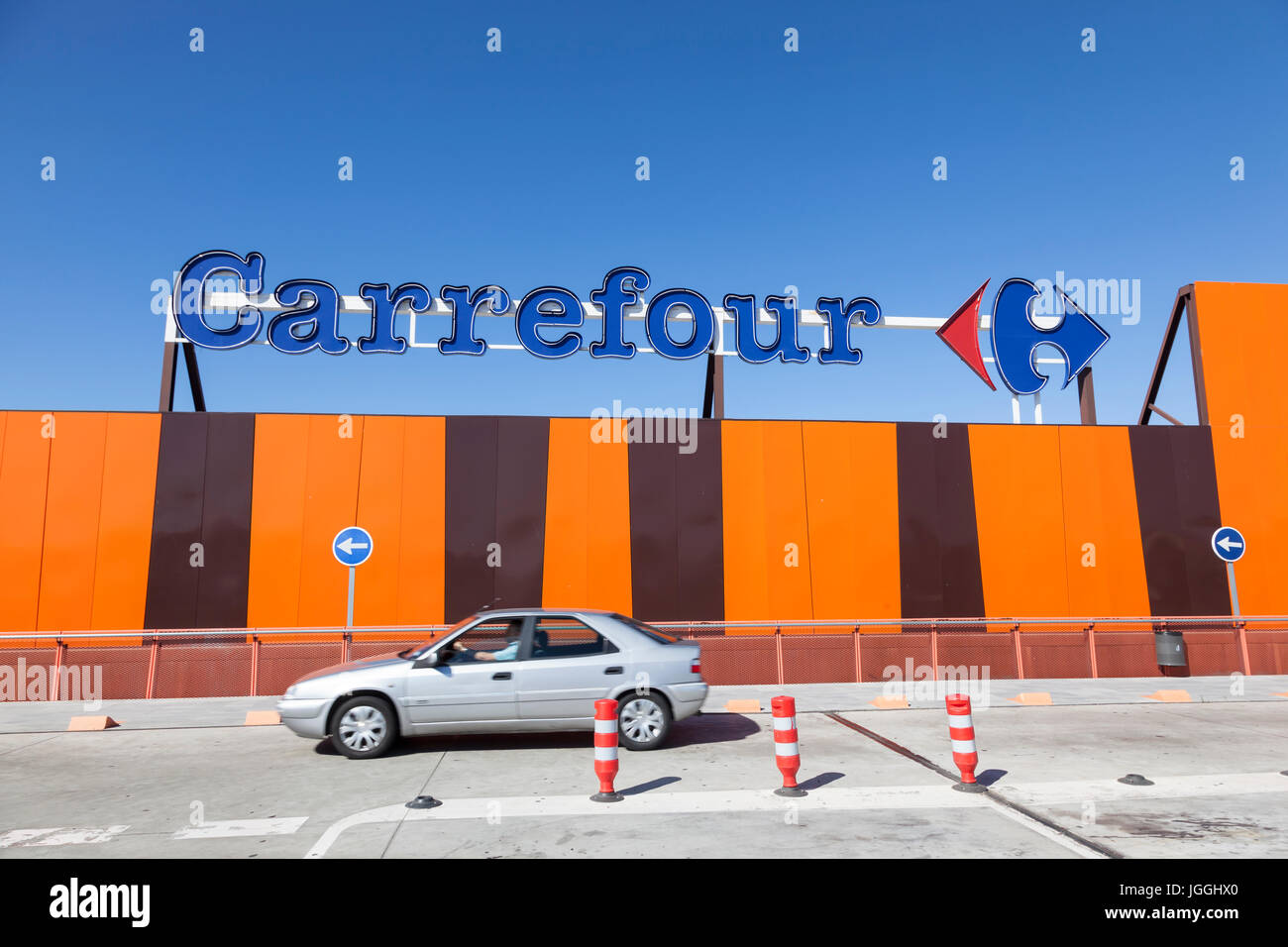 Huelva, Spanien - 3. Juni 2017: Tochtergesellschaft der französischen Supermarktkette Carrefour in der Stadt von Huelva, Andalusien, Spanien Stockfoto