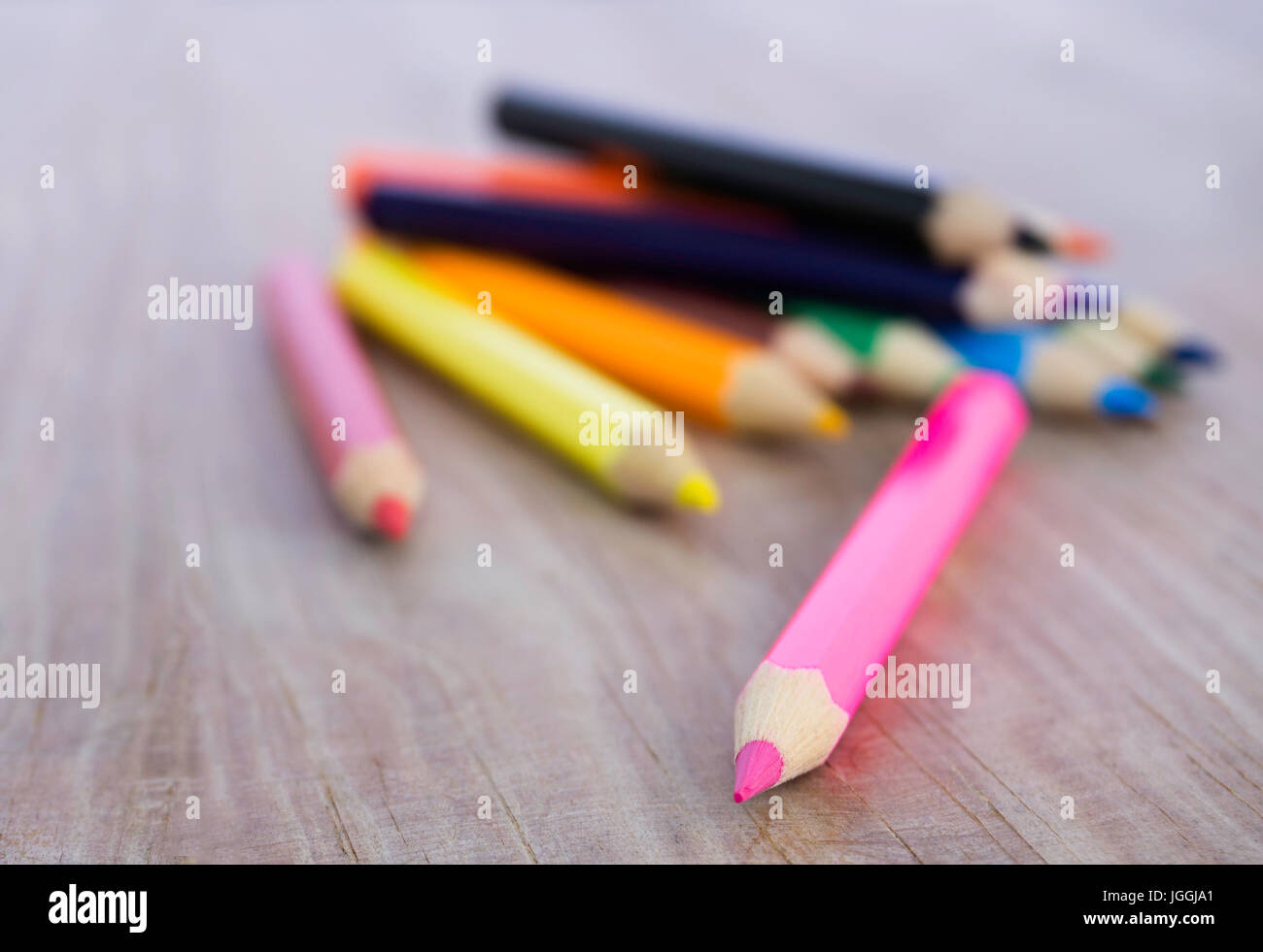 Selektiven Fokus der Bleistift Farben auf Holztisch Stockfoto