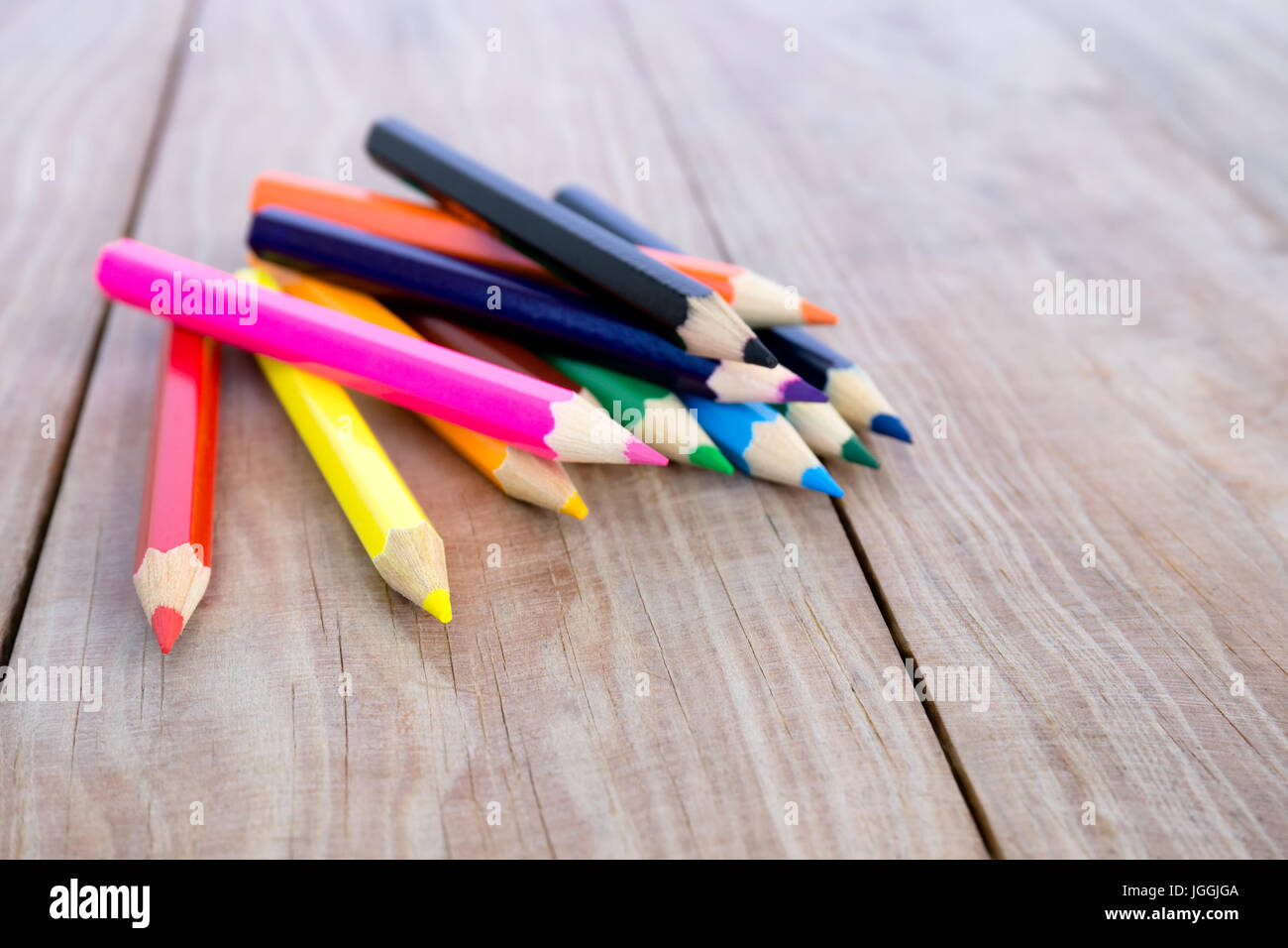 Selektiven Fokus der Bleistift Farben auf Holztisch Stockfoto