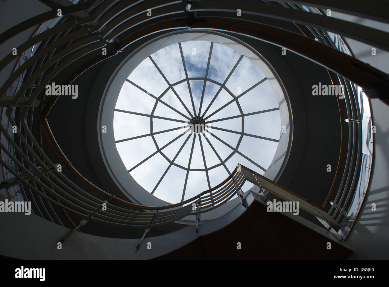Eine Kreis- oder spiralförmige Treppe in einem modernen Gebäude mit einem Oberlicht. Stockfoto