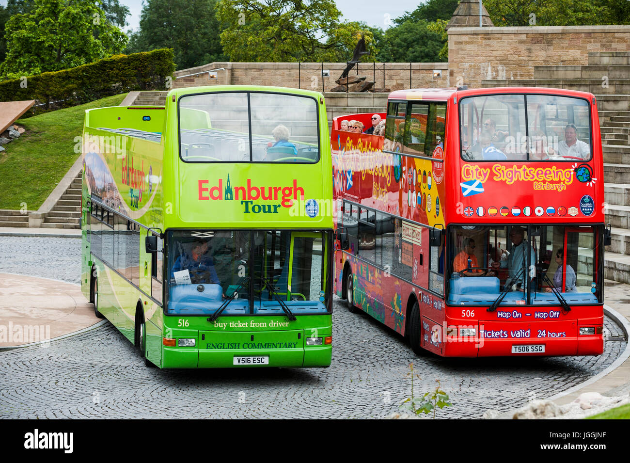 Edinburgh, Scotland, UK - 19. Juli 2011: Zwei Tour-Busse und Passagiere in Edinburgh. Stockfoto