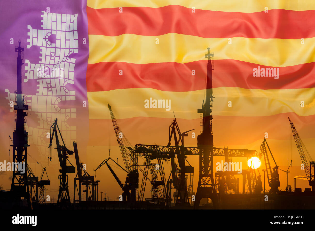 Industrielle Konzept mit Mallorca Flagge bei Sonnenuntergang, Silhouette der Containerhafen Stockfoto