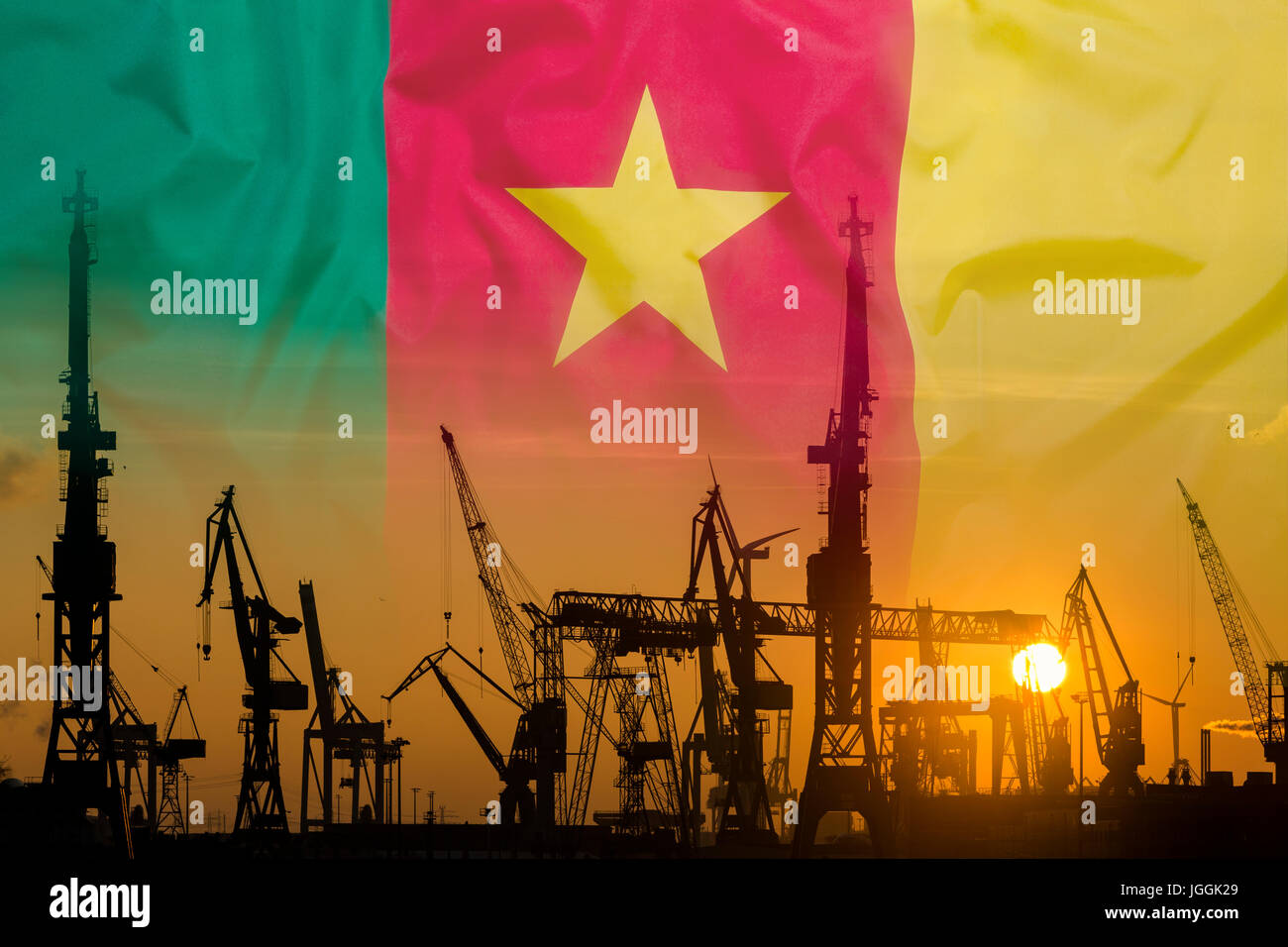 Industrielle Konzept mit Kamerun Flagge bei Sonnenuntergang, Silhouette der Containerhafen Stockfoto