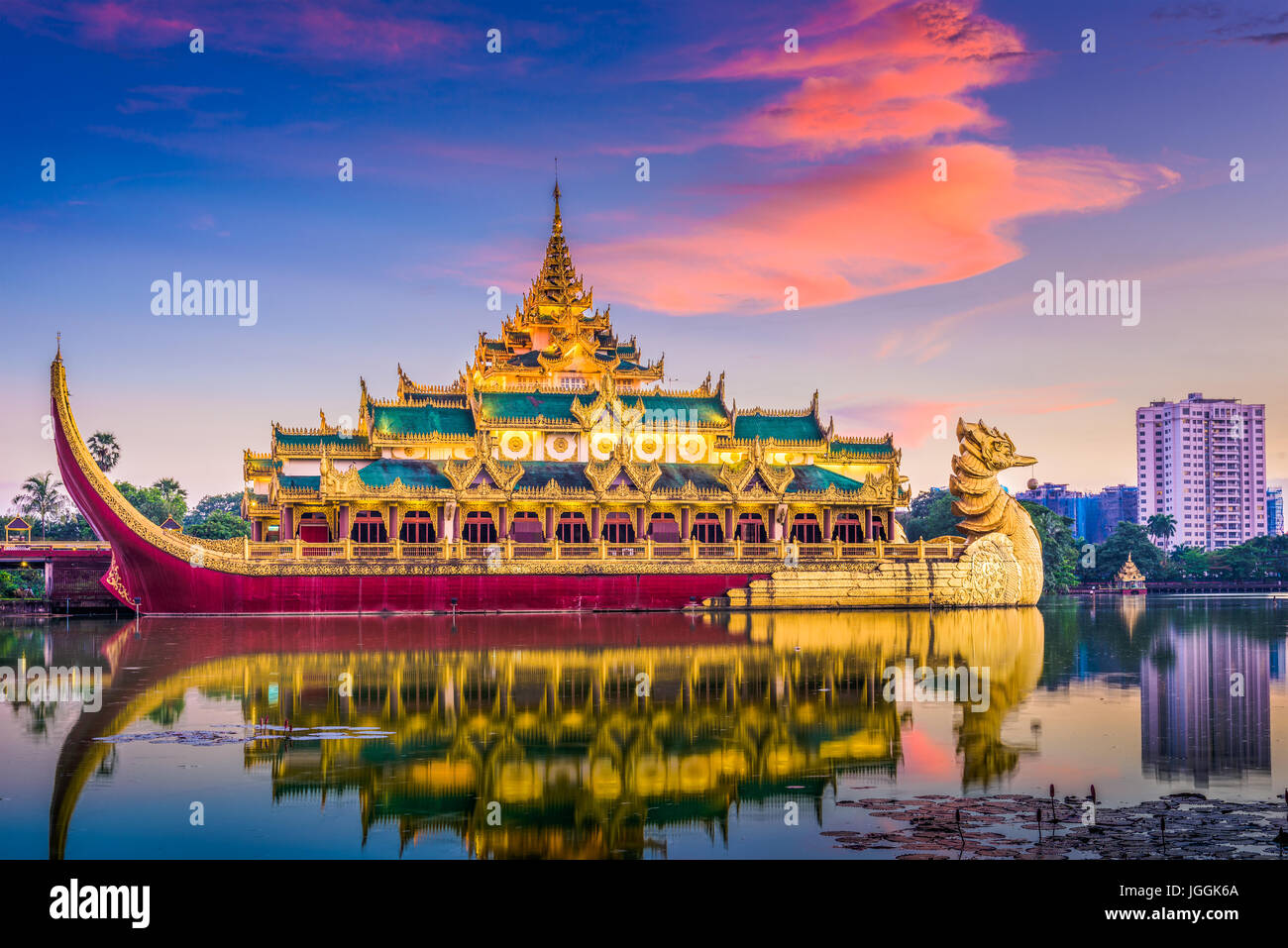Yangon, Myanmar im Karaweik Palace in Kandawgyi Royal Lake. Stockfoto