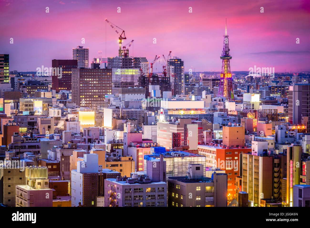 Sapporo, Japan Innenstadt Stadtbild in der Abenddämmerung. Stockfoto