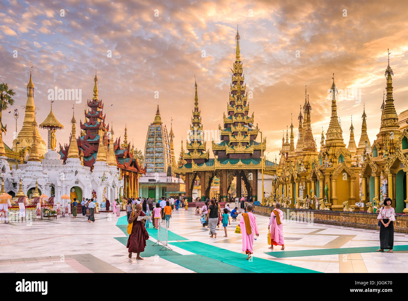 YANGON, MYANMAR - 17. Oktober 2015: Am frühen Morgen Gläubige besuchen Shwedagon Pgoda. Shwedagon-Pagode ist der heiligste buddhistische Pagode in Myanmar. Stockfoto