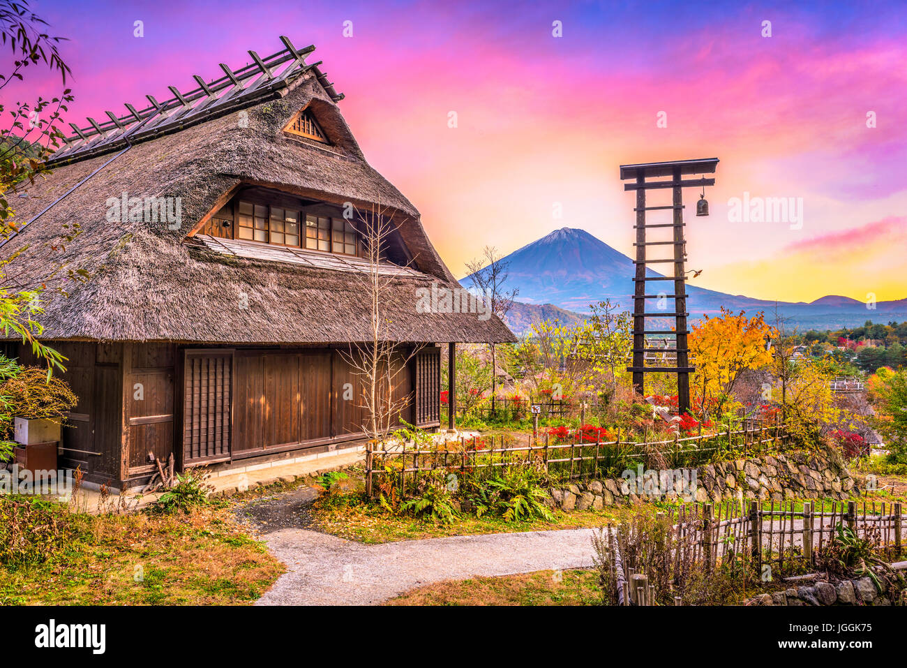Mt. Fuji, Japan mit historischen Dorf Iyashi no Sato im Herbst Stockfoto