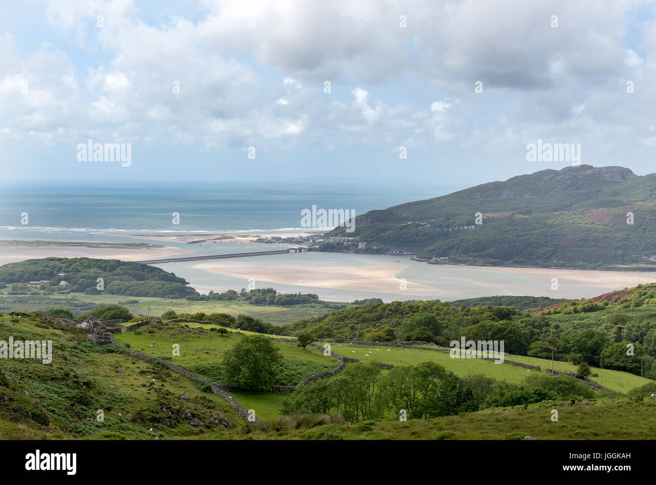 Die Mündung der Mawddach Mündung mit der Barmouth Schiene Braut überqueren. Stockfoto