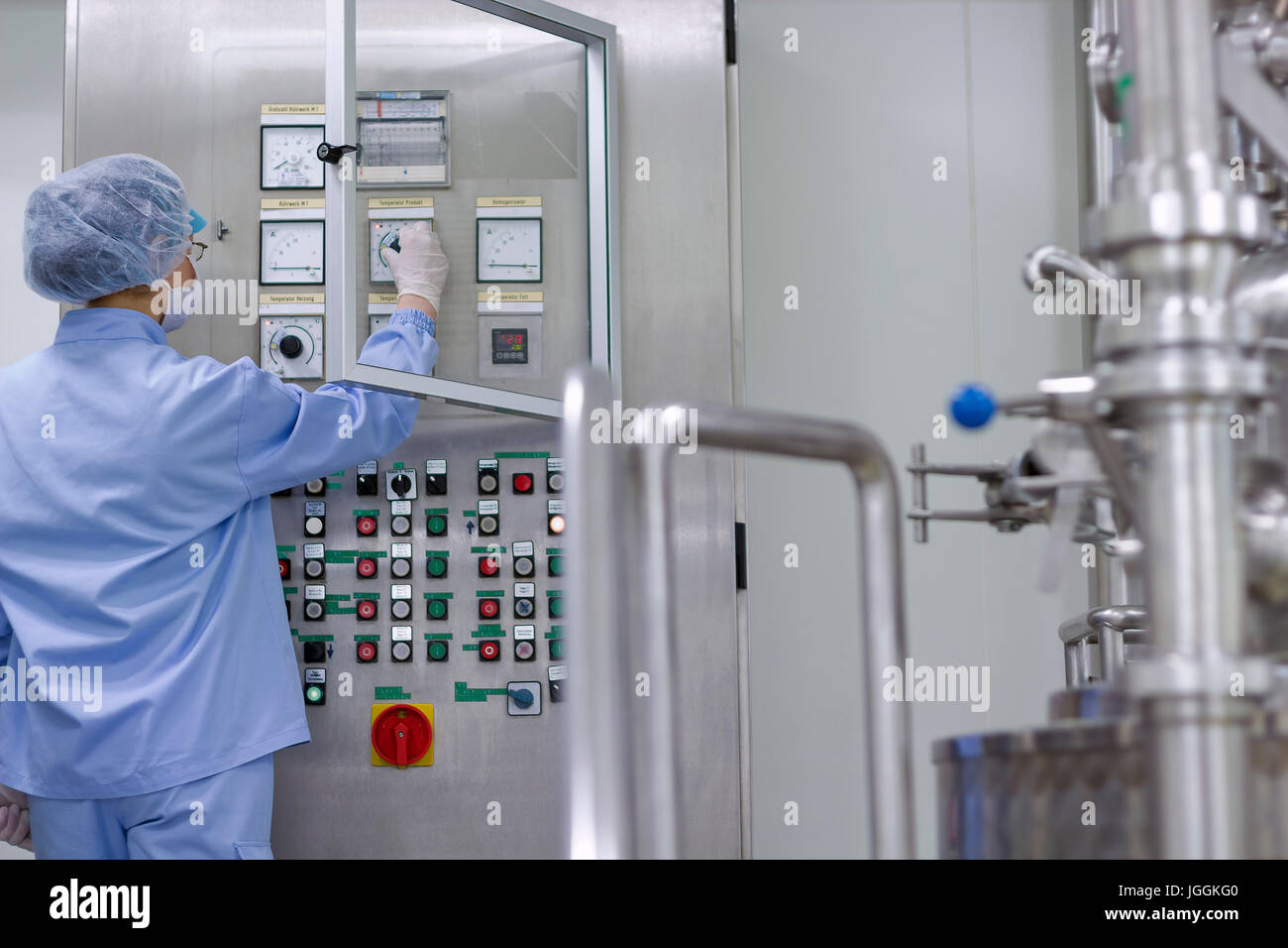 Arbeitnehmerin in pharmazeutischen Fabrik Bedienfeld der pharmazeutischen Systems in Betrieb. Stockfoto