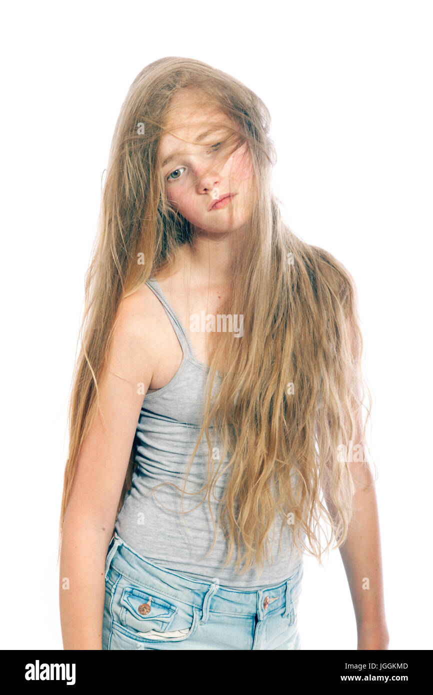 teenies mädchen junges und trauriges Teenies Mädchen versteckt sich hinter blond gewelltes  Haar gegen weiße Studio-Hintergrund Stockfotografie - Alamy
