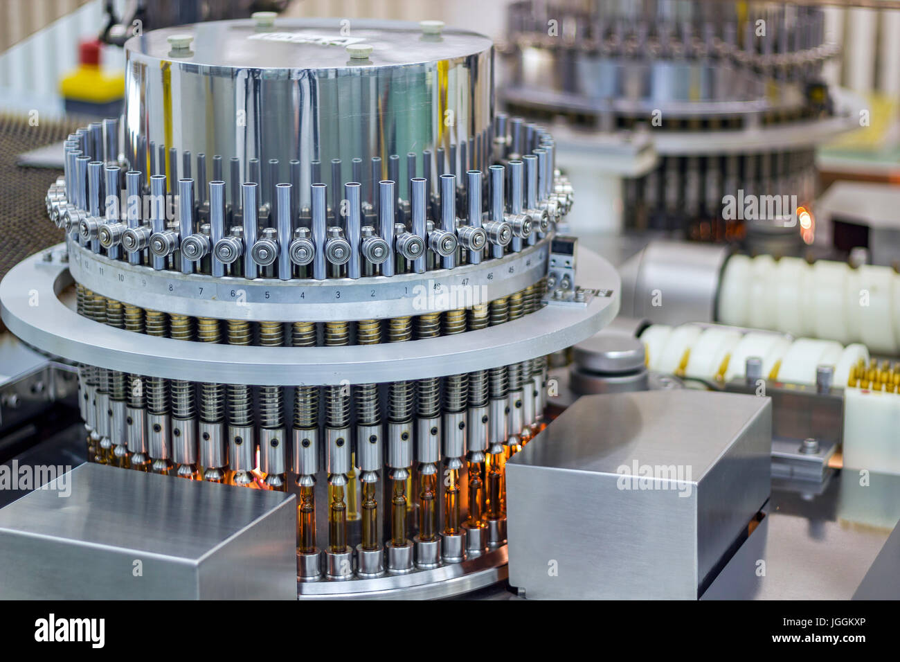 Fläschchen und Ampullen für Partikel in der Flüssigkeit und Container Mängel überprüft. Pharmazeutische Produktion. Stockfoto