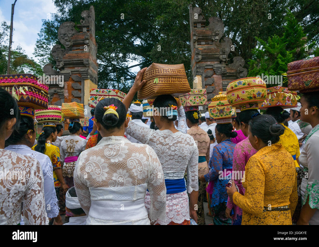 Eine traditionelle hinduistische Tempel Festival Prozession im Tirta Empul Tempel, Insel Bali, Tampaksiring, Indonesien Stockfoto