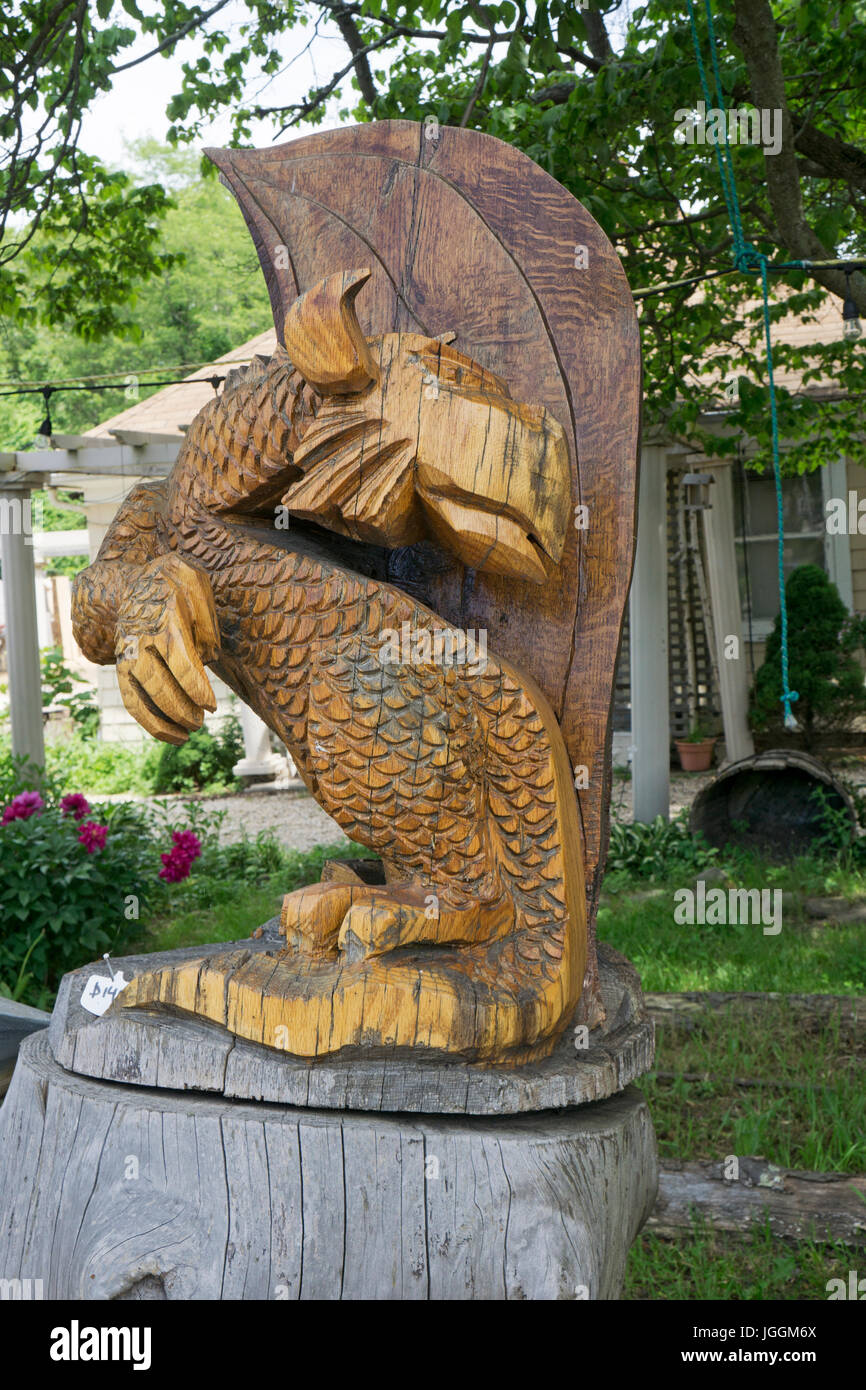 Geheimnisvolle Kettensäge Holzschnitzerei von Künstler Fred Steffen für Verkauf am Straßenrand in der Nähe liegen in Manorville, New York. Stockfoto