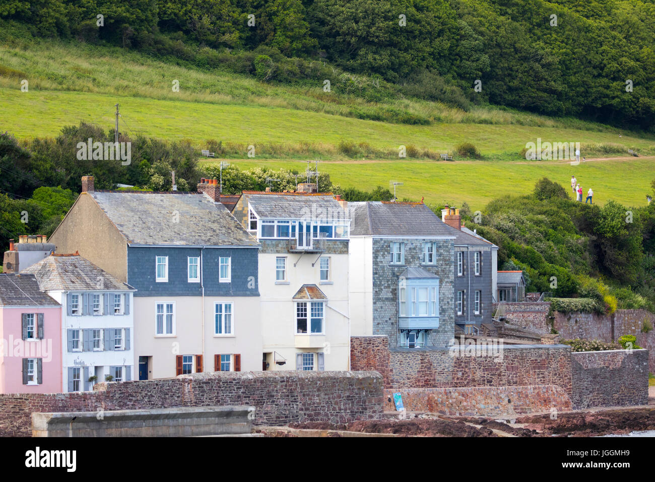 Der englischen Küste Dorf Kingsand auf Rame Peninusla, Cornwall, England bei einem Sommerabend mit dem Uhrturm und farbenfrohen Gebäuden Stockfoto