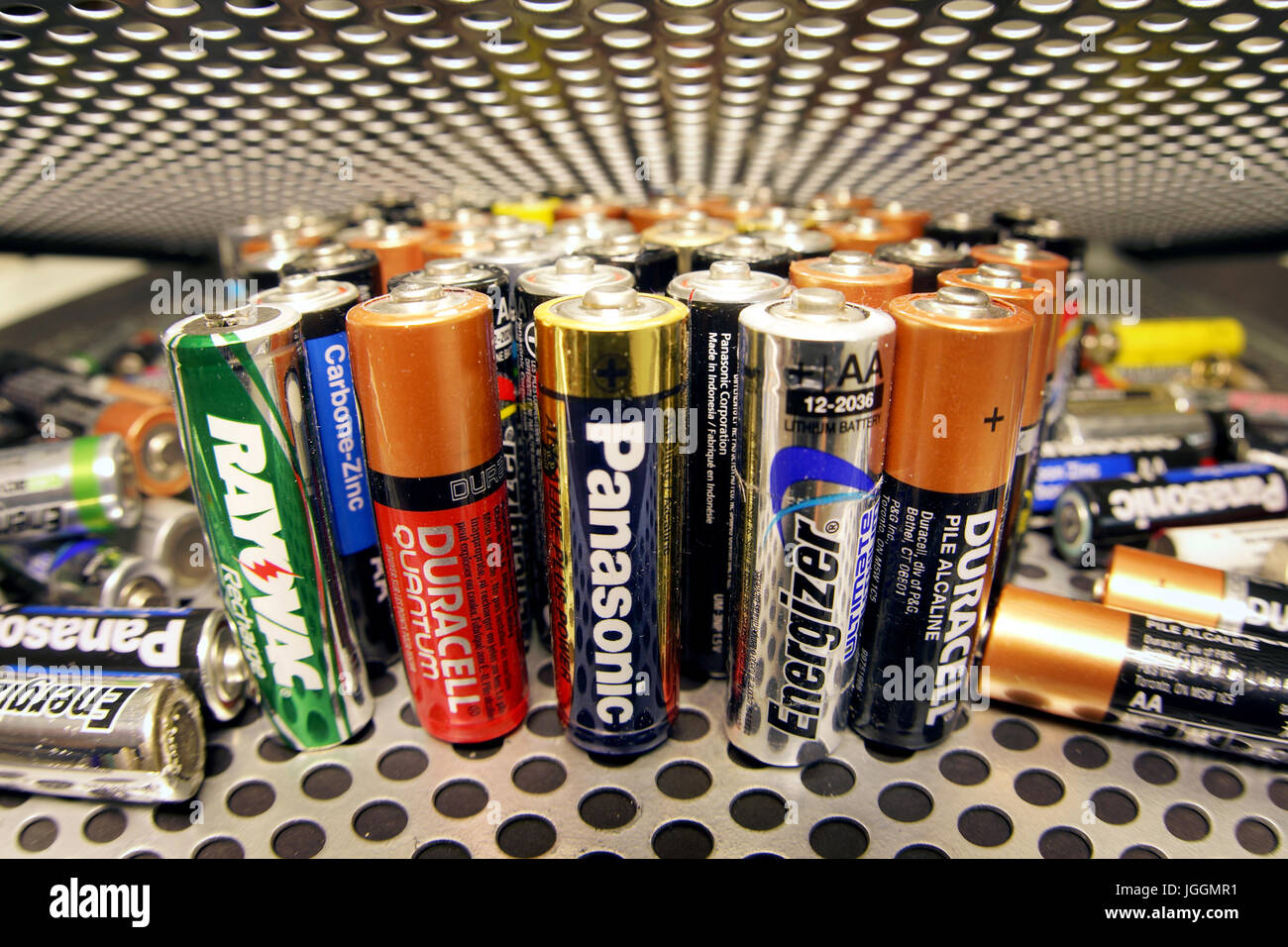 Montreal, Kanada 7. Juli 2017. Haufen von gebrauchten doppelte AA-Batterien. Kredit: Mario Beauregard/Alamy Live-Nachrichten Stockfoto