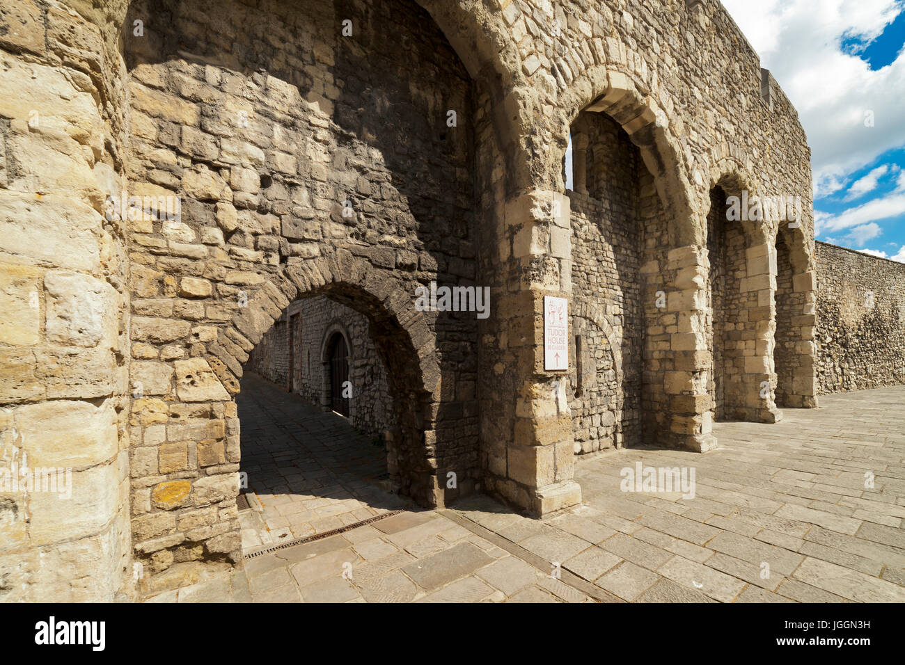 Die Old City Wall Arkaden und Tor nach blauen Anker Lane, Western Esplanade, Southampton. Stockfoto