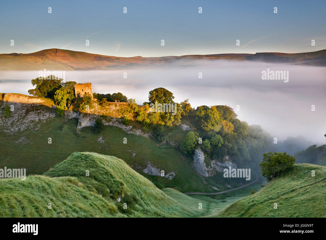 Dale Höhle; Misty Morning; Ansicht von Mam Tor;  Derbyshire; UK Stockfoto