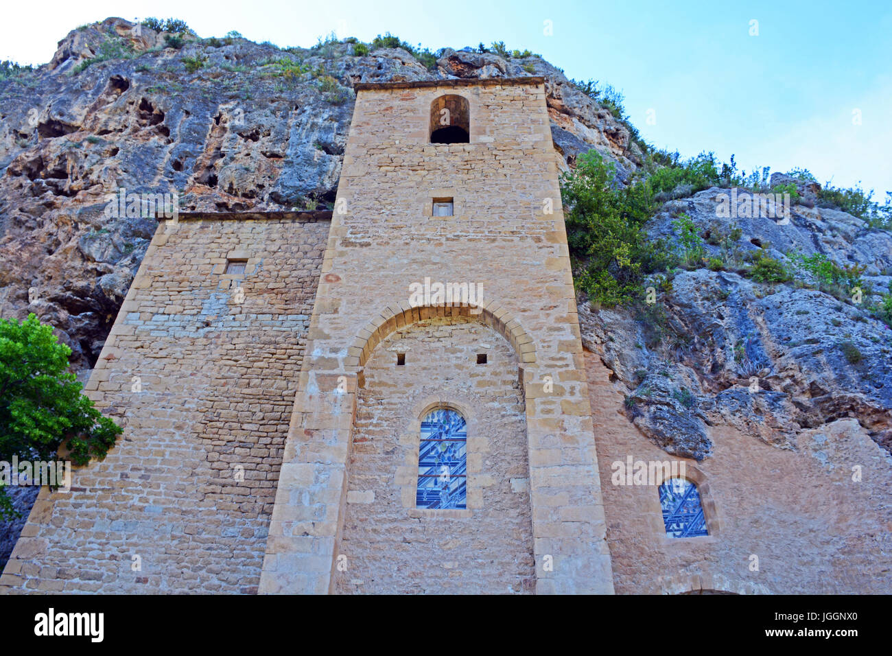 Höhlenwohnungen Saint Christophe Church, Peyre, Aveyron, Frankreich Stockfoto