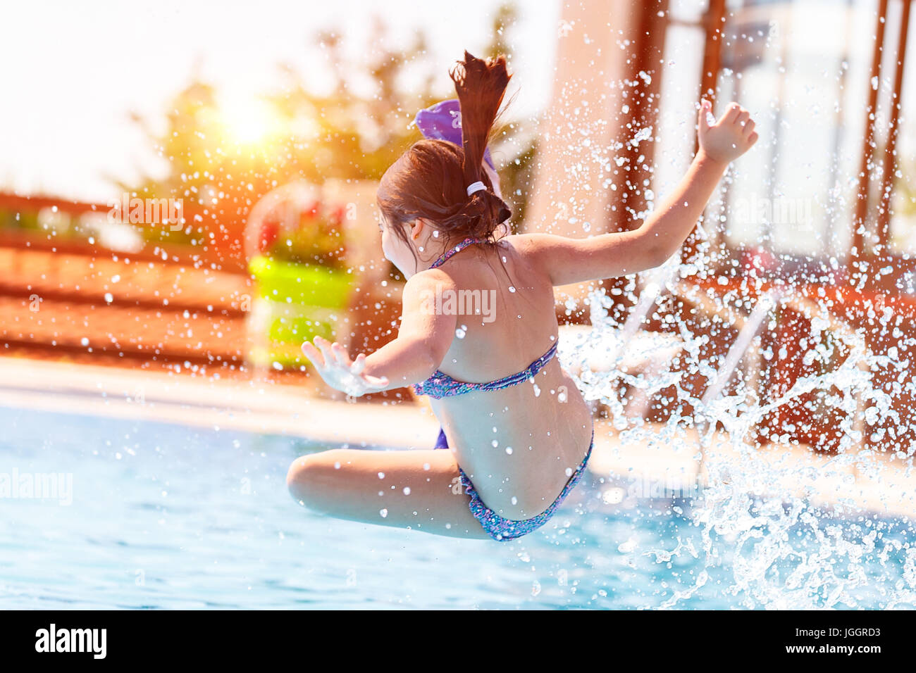 Mit Husten Ins Schwimmbad Aktive fröhliche Mädchen springen ins Wasser, haben Spaß im Schwimmbad