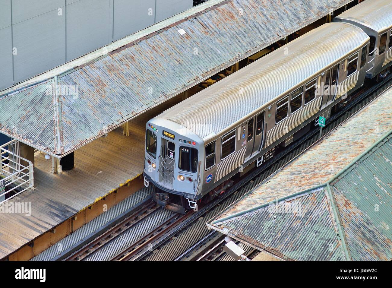 An den Anschlüssen, die den Loop, Chicagos berühmten Downtown Bereich definiert, ein CTA rapid transit Train angehalten, an einer Station. Chicago, Illinois, USA. Stockfoto