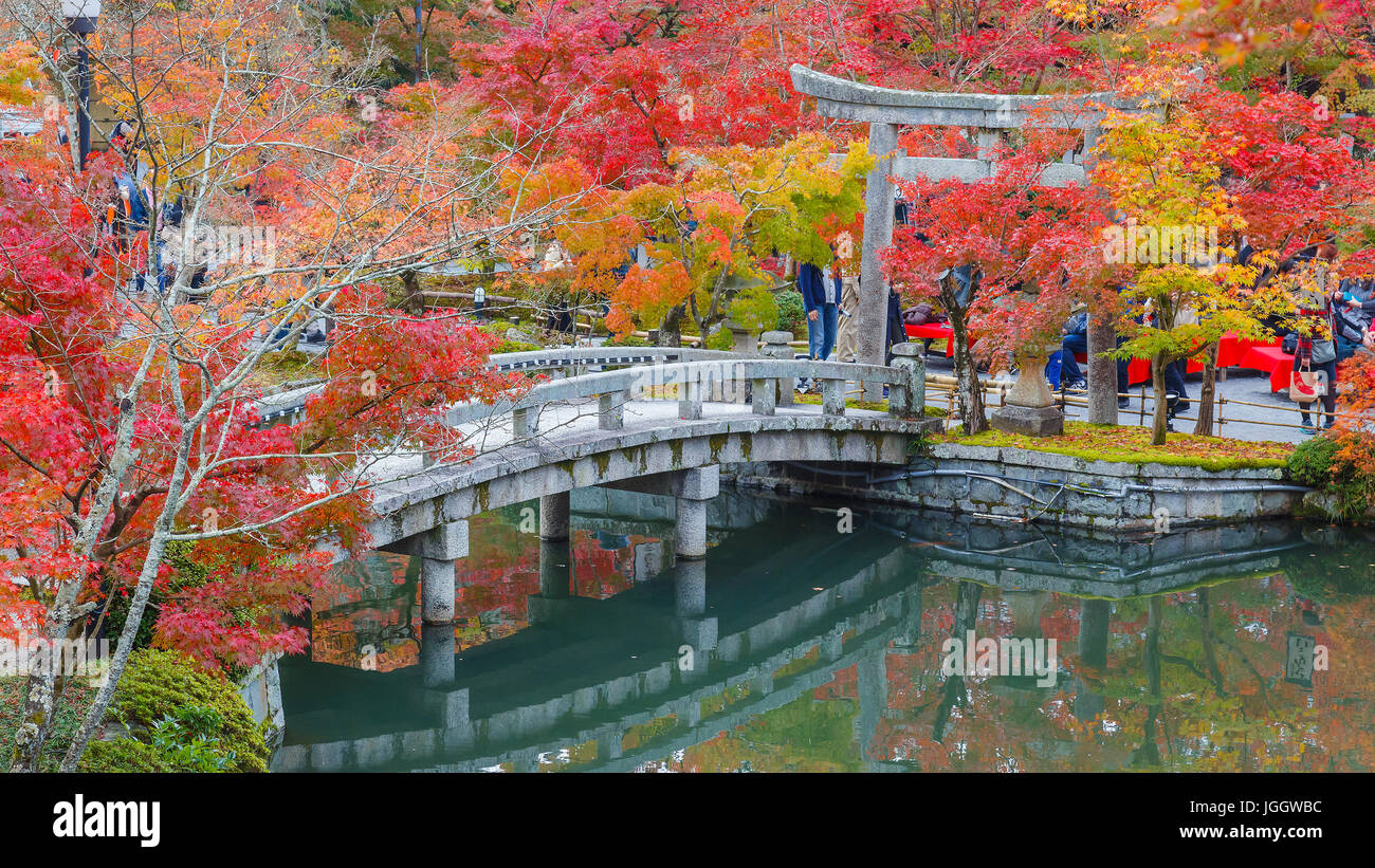 Bunter Herbst im Eikando Zenrinji Tempel in Kyoto, Japan Stockfoto