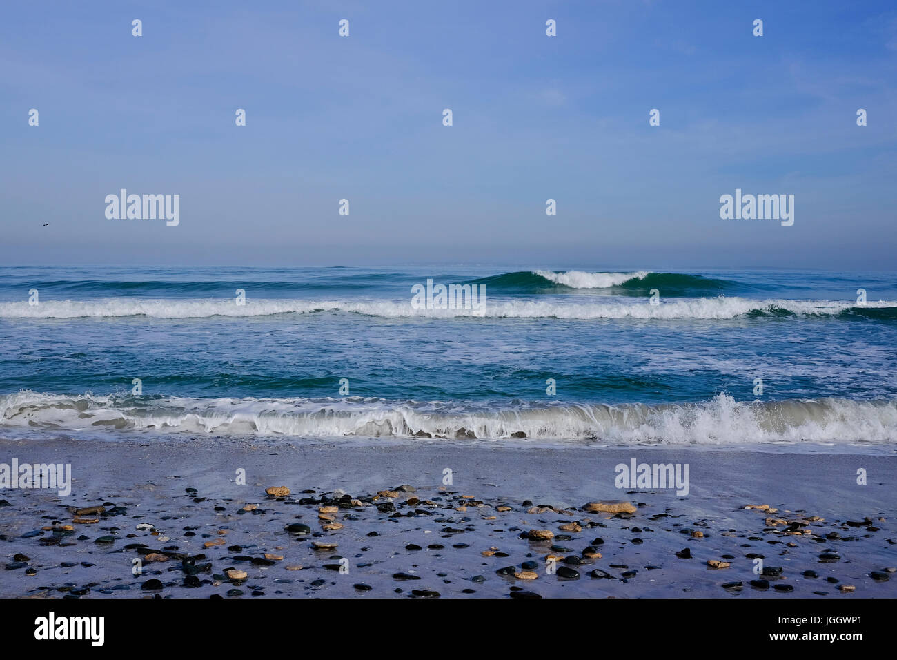 Eine perfekte Welle bricht am Ufer bei Blaauberg Strand Kapstadt, Südafrika Stockfoto