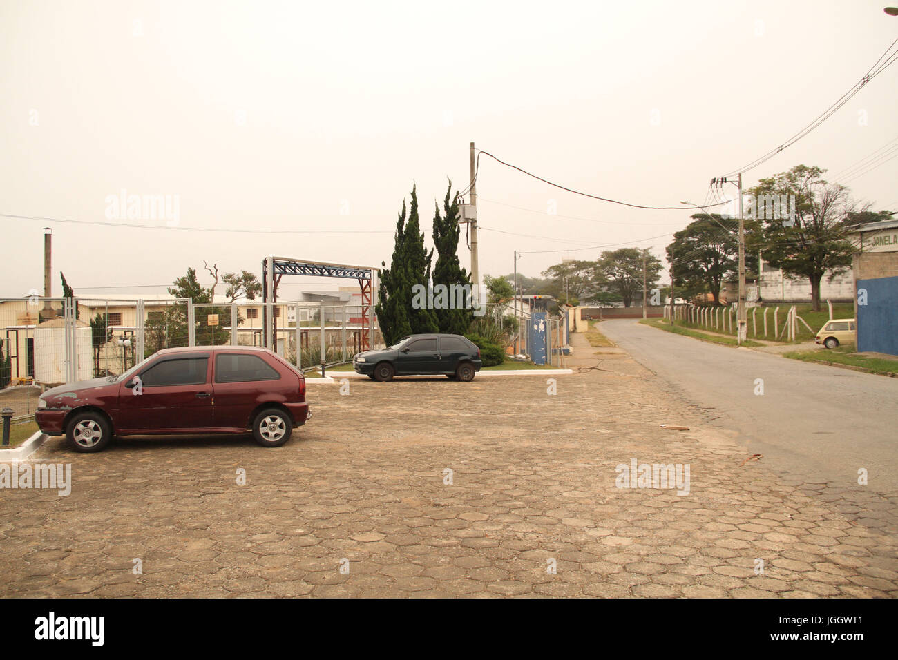 Straße, Autos, Industrial District, 2016 Lavras, Minas Gerais, Brasilien. Stockfoto