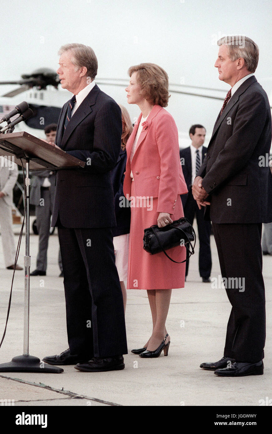 Rosalyn Carter, Präsident Jimmy Carter nach seiner Rückkehr aus einem europäischen Publikum spricht besuchen Tochter Amy Carter und Vizepräsident Walter Mondale hören. Stockfoto