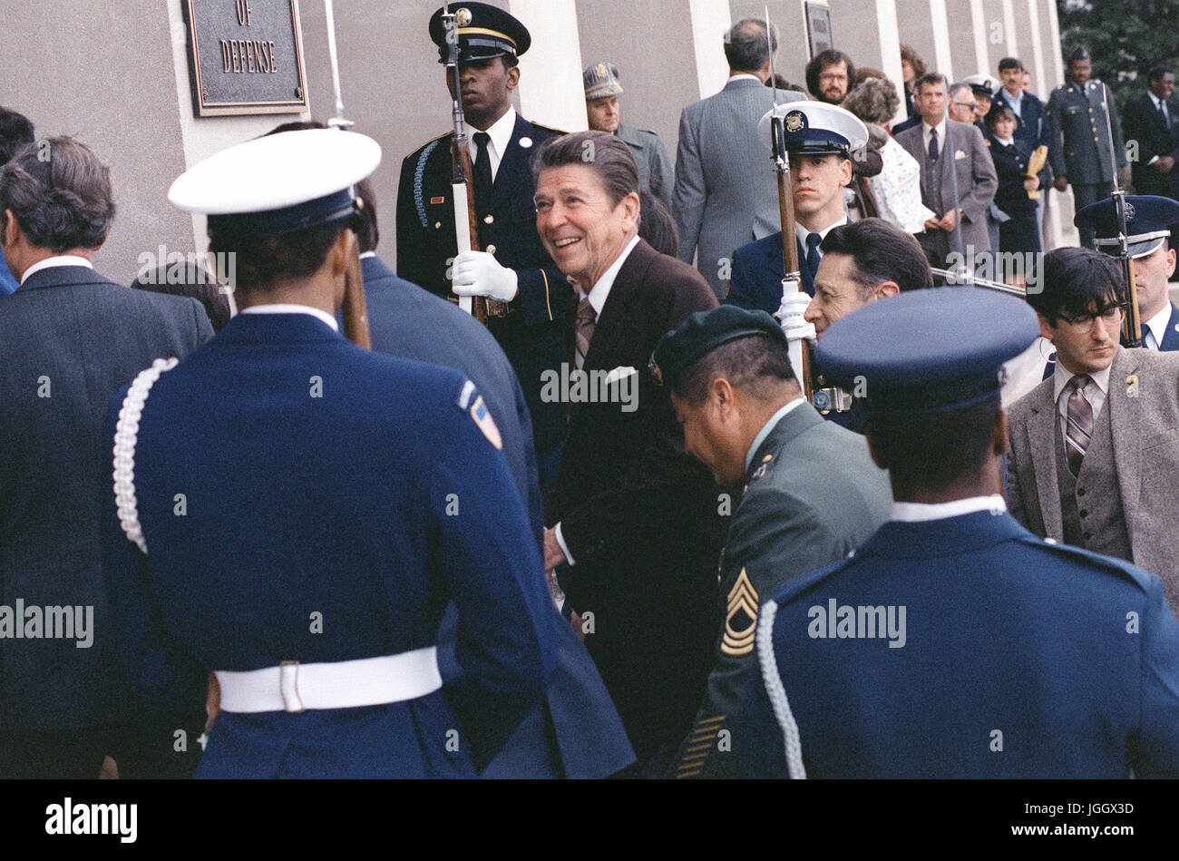 Präsident Ronald Reagan, Center, im Pentagon für eine Medal Of Honor Award Zeremonie kommt. Stockfoto