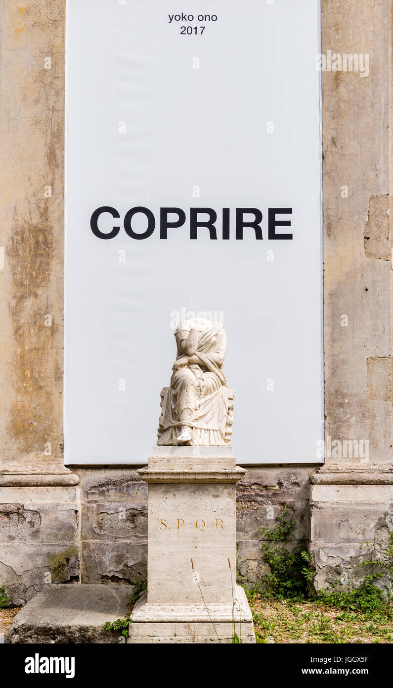 Werbung für Yoko Ono Claire Tabouret - eines Tages ich einen Spiegel brach - Ausstellung, Villa Medici, Rom, Italien Stockfoto