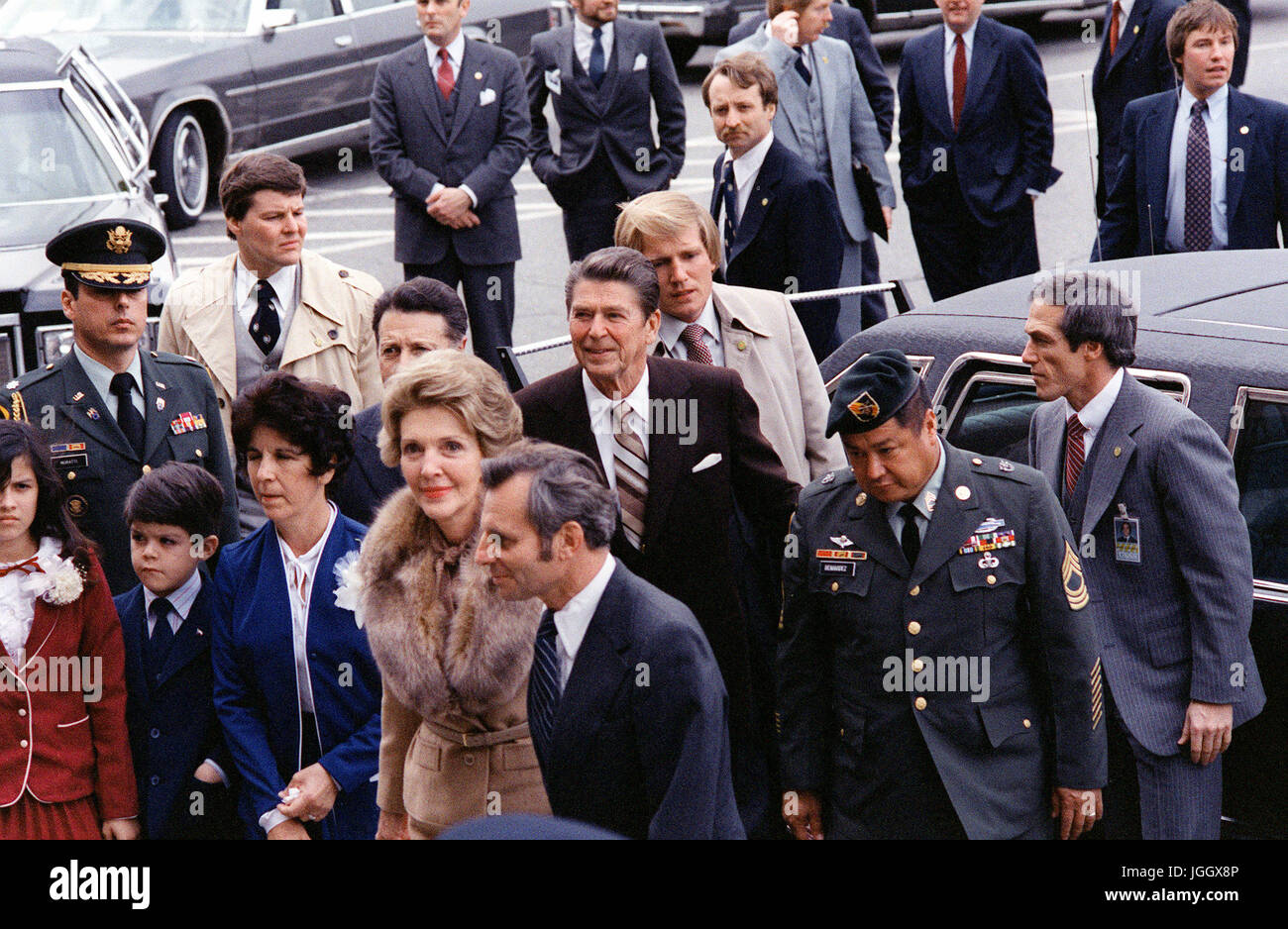 Präsident Ronald Reagan, Zentrum und der Medal Of Honor, Ruhestand MSGT Roy P. Benavidez, US-Armee. Stockfoto