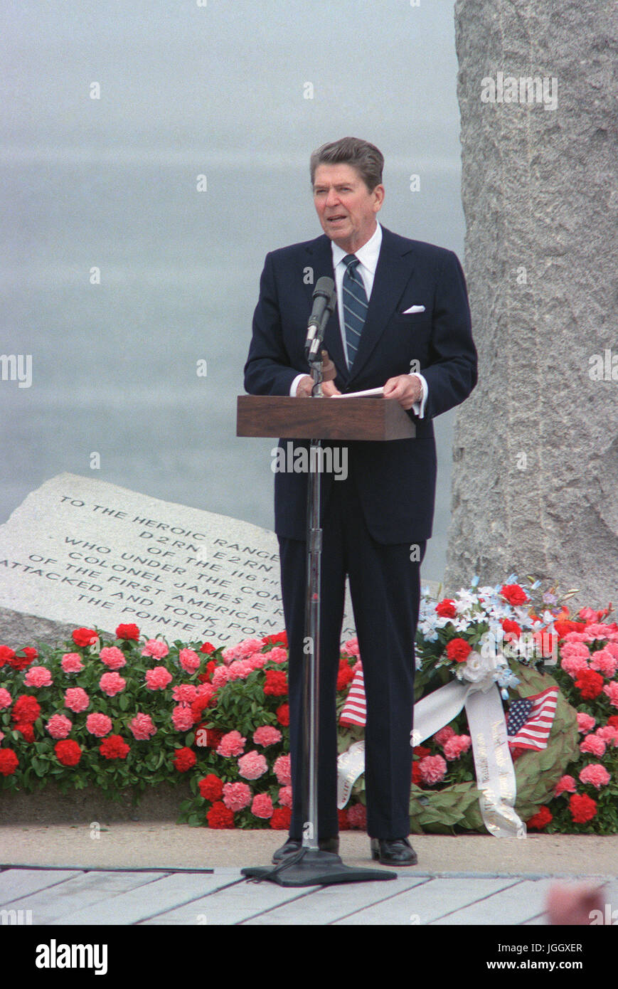 Präsident Ronald Reagan spricht während einer Zeremonie zum Gedenken an den 40. Jahrestag des d-Day, der Invasion in Europa. Stockfoto