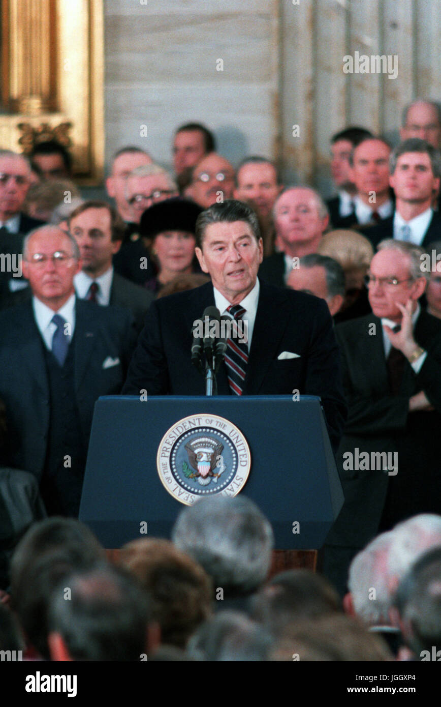 Präsident Ronald Reagan gibt seiner zweiten Antrittsrede nach der Vereidigung in der Rotunde des Kapitols. Stockfoto