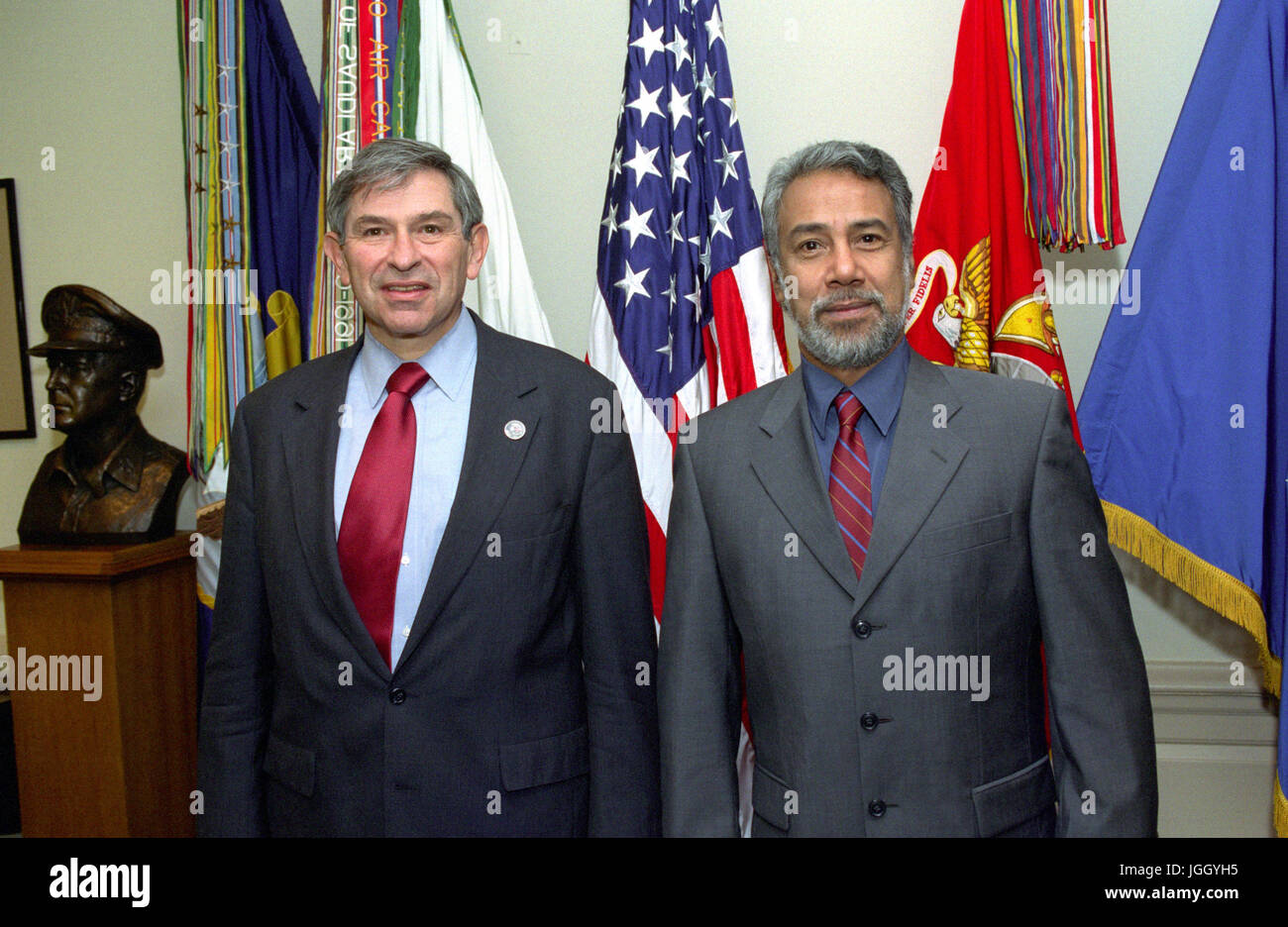 Der stellvertretende US-Verteidigungsminister Paul Wolfowitz (links), posiert für ein Foto mit der Präsident von Osttimor, Kay Xanana Gusmao (rechts), im Pentagon, Washington, D.C., am 2. Oktober 2002. Stockfoto