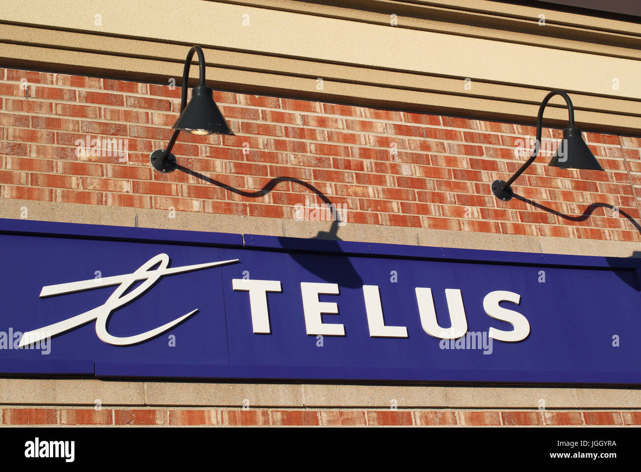 DARTMOUTH, Kanada - 6. Juli 2017: Telus Zeichen. Telus Communications ist ein kanadisches Unternehmen bietet eine Vielzahl von Telekommunikationsdienstleistungen und produ Stockfoto