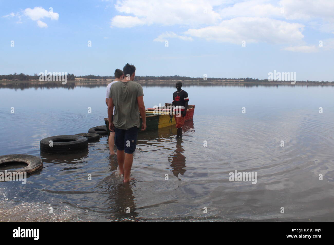 Zwei Touristen und ihre Führer bereit für eine Bootsfahrt auf dem See Retba, Pink Lake, Lac Rose vor Dakar in Senegal Stockfoto